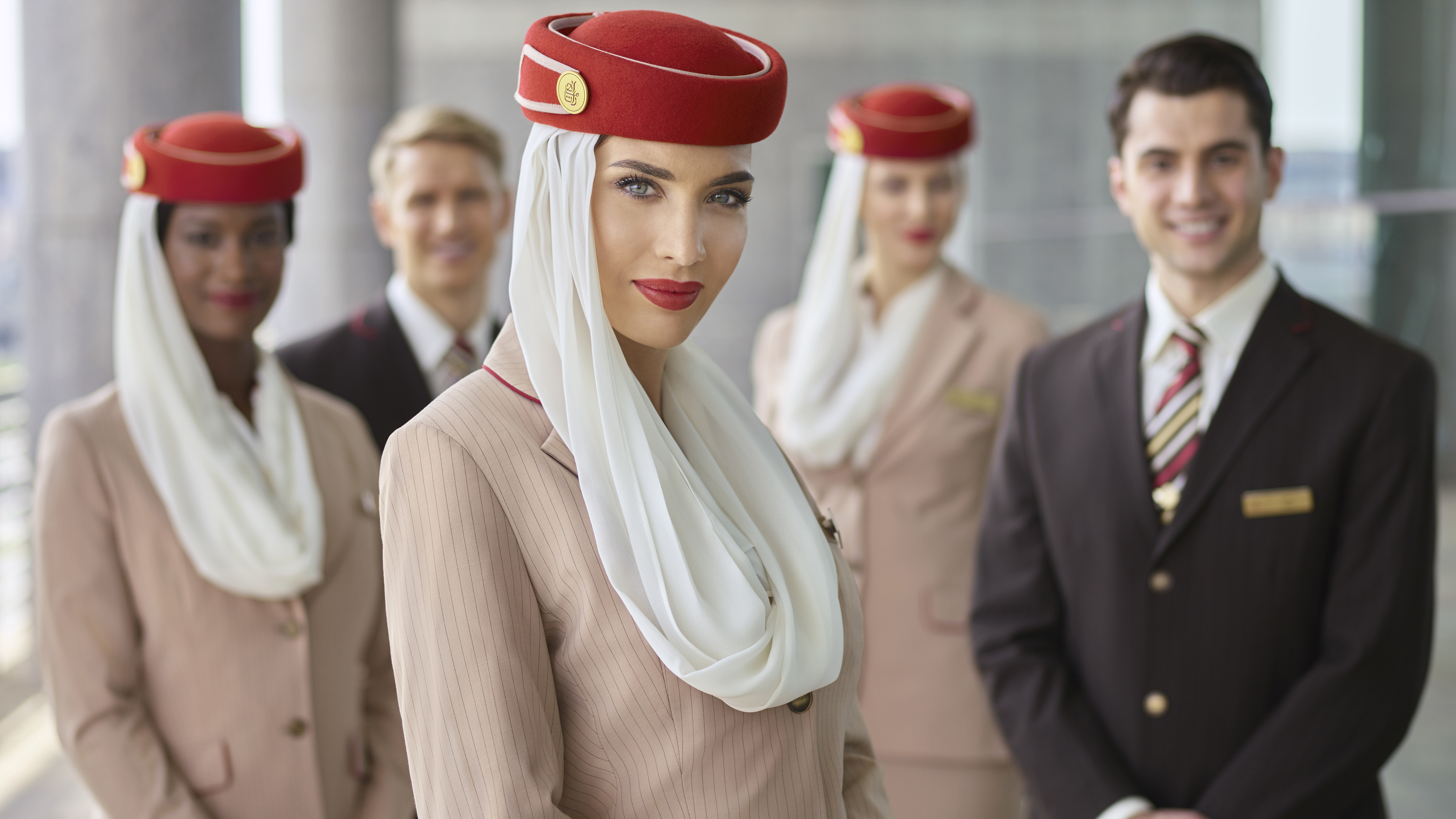 Uae service. Emirates Airlines Cabin Crew. Эмирейтс авиакомпания стюардессы. Эмиратские авиалинии стюардессы. Emirates Airlines Бортпроводник.
