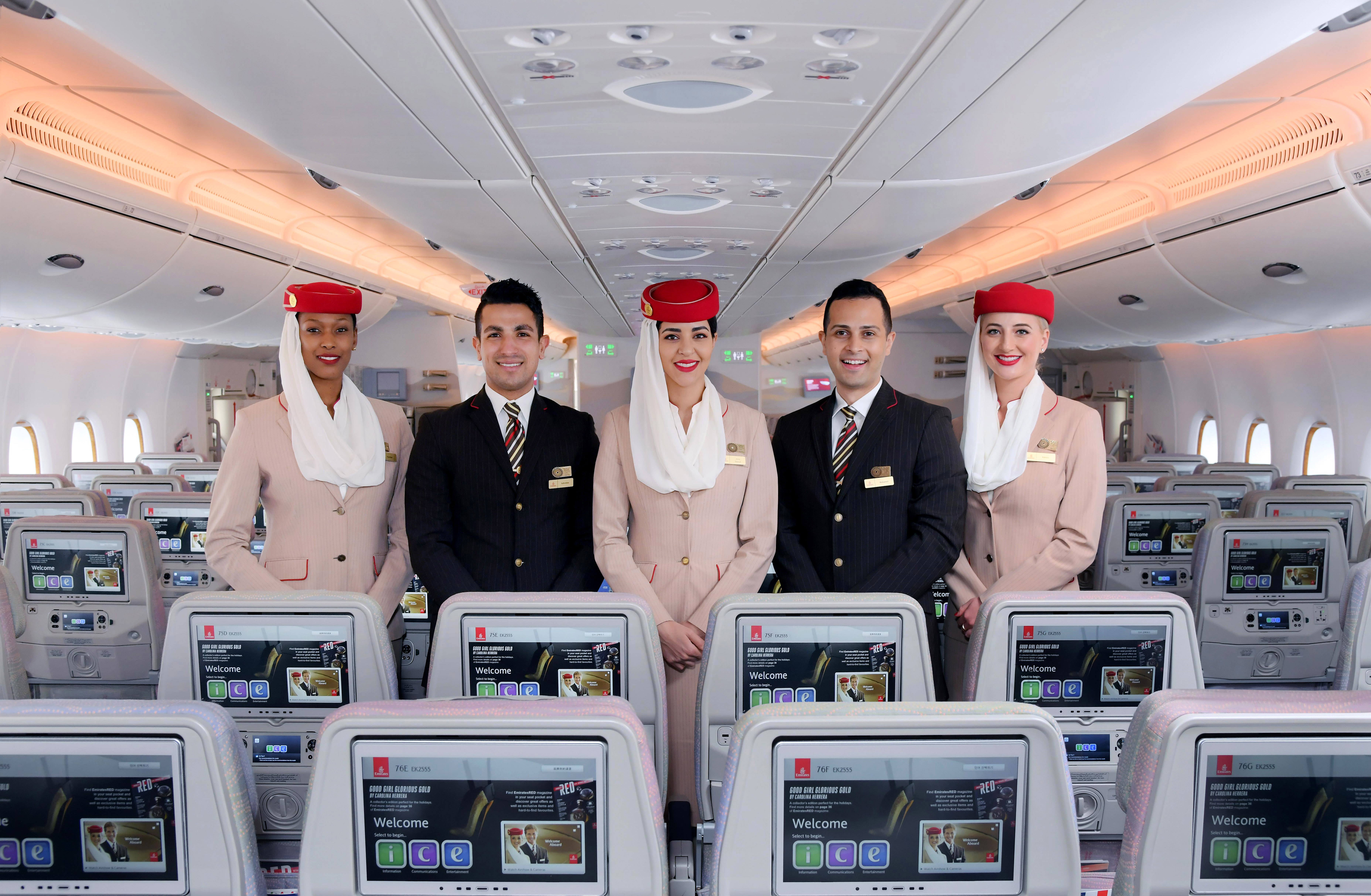 Полет на самолете дубай. Авиакомпания Дубай Эмирейтс. Дубайская авиакомпания Emirates. Аэробус а380-800 Эмирейтс. Emirates Airlines Бортпроводник.