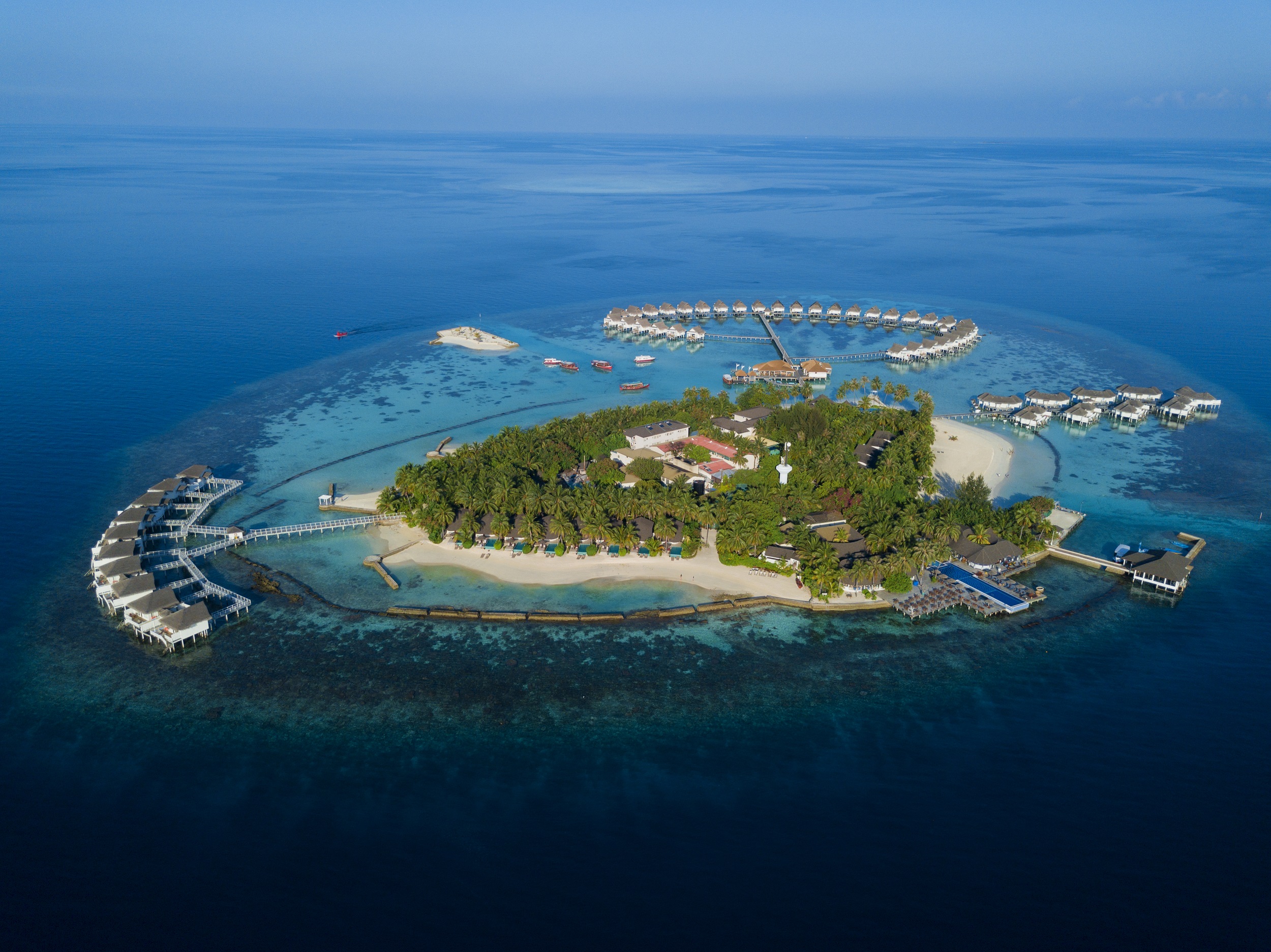Centara grand island resort. Мальдивы Холидей Исланд Резорт. Centara Grand Island Resort Spa Maldives. Grand Centara Мальдивы Мальдивы отель. Ари Атолл Мальдивы.