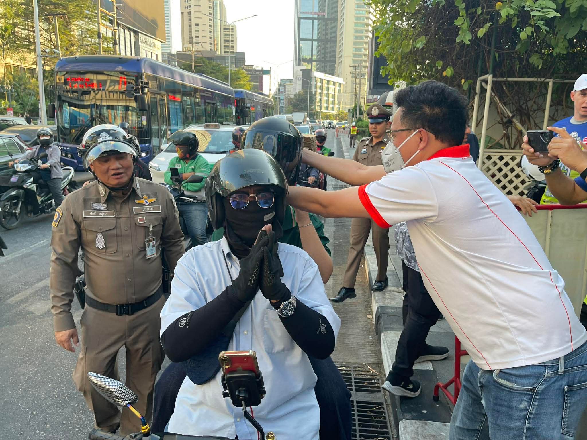 Skål hands out helmets to Bangkok kids